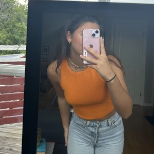 Orange linne - Ett orange linne från zara i lite tjockare tyg. 💙