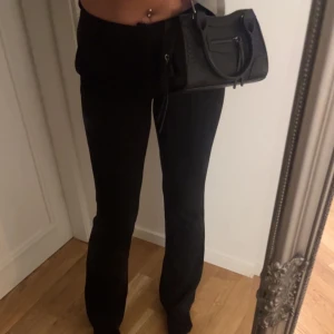Lågmidjade kostymbyxor  - Säljer mina fina lågmidjade kostymbyxor, dom är sparsamt använda! Köpta för 500 från only❤️
