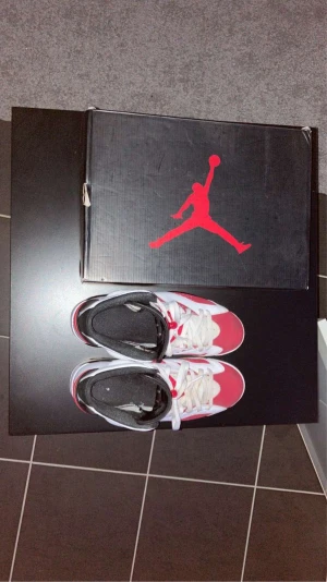 Air Jordan 6 retro red - Säljer ett par Air Jordan 6 retro red för 1100kr storlek 43 äkta (Har kvitto). Skicket på skorna är 7/10 dem är lite smutsiga men inga problem med dem. Säljer dem för att de är för små på mig nu.