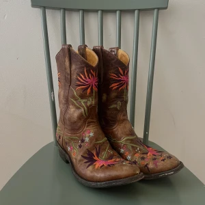 Cowboyboots  - Världens finaste cowboyboots köpt second hand men för små tyvärr:(((  Äkta skinn