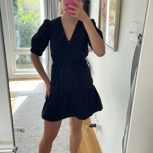 Klänning - Säljer en svart klänning från & other stories ett mycket bra skick, köparen står för frakten! 