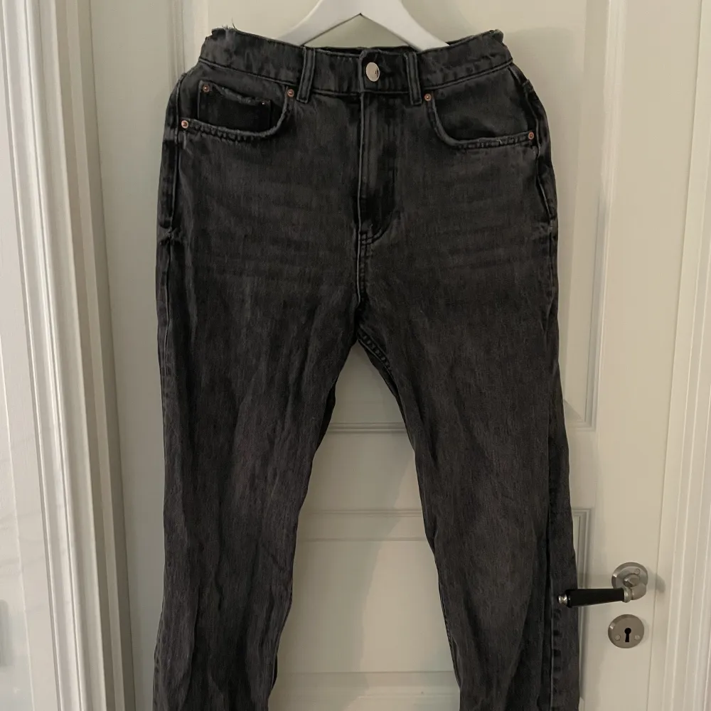 Säljer de här super snygga svarta jeansen från Gina tricot som köptes för typ två år sedan och är fortfarande i ett super bra skick 💗 . Jeans & Byxor.