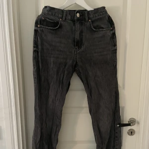 Jeans  - Säljer de här super snygga svarta jeansen från Gina tricot som köptes för typ två år sedan och är fortfarande i ett super bra skick 💗 