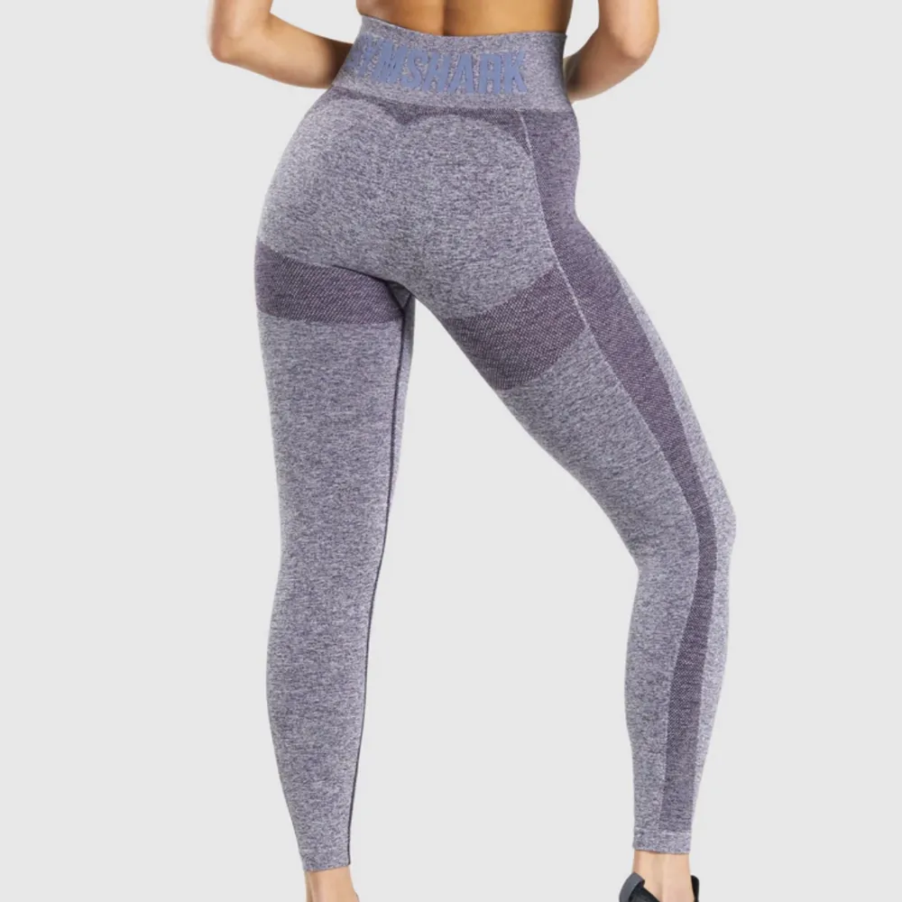 Supersnygga träningstights från Gymshark, ”Flex high waisted leggings”. Fint skick men sömmen har gått upp lite på ett ställe, det är på insidan så inget som syns.. Jeans & Byxor.