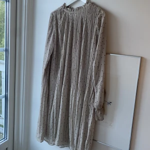 Prickig klänning - Aldrig använd, stor i storleken. Har normalt sett 34, denna är 32 och skulle säga att den passar 34-36. Köptes för 499kr