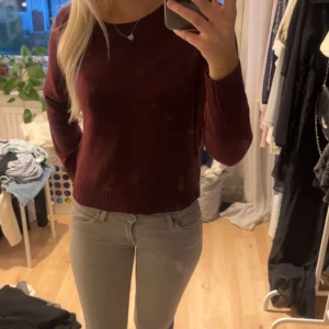 stickad tröja  - en vinröd stickad långärmad tröja från h&m i storlek S 💫