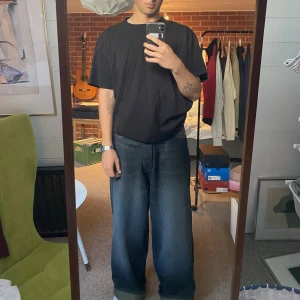 oversized T-shirt - Oversized blank T-shirt från weekday. Lite för stor för min smak men annars är den som ny! 