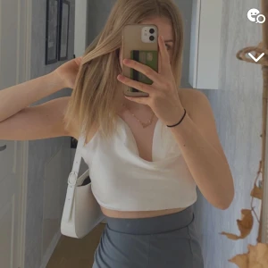 Vit satintopp zara - Zara satintop Använt en gång  Xs Jättesöt med snörning där bak Zara