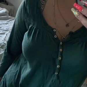 Grön blus top - Grön blus top med korta armar, lappar är bort så vet inte var det är från tyvärr. säljer en likadan i blå