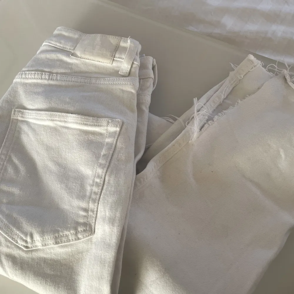 Vita jeans med slit från zara. Små i storleken, de är i storlek 38 men passar mig med 36/S. De är dock stretchiga. Jeans & Byxor.