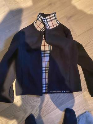 Tvär fett burberry owershirt inte använd så mycket. 