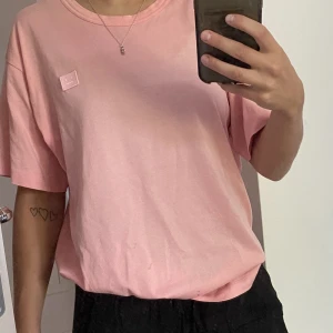 Acne t-shirt - En fin rosa acne tshirt i storlek M i herr, men funkar både på killar och tjejer. Jag har vanligtvis s och har denna som en lite oversized tshirt. Använd fåtal gånger, som ny. Nypris 1300 