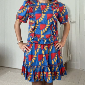 Stella McCartney  - Säljer detta jättefina stella McCartney sett för 800kr. Nypris för båda är 1300kr Settet är nästan oanvänt och säljer för att det inte kommer till användning. Jättebra skick💕