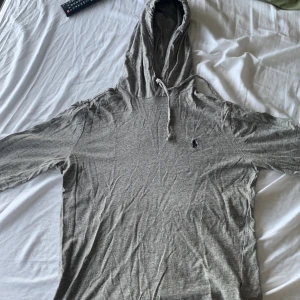 polo ralph lauren tröja  - tunn hoodie, storlek xs, använd ca 15 ggr finns ett litet hål på högra armen däremot  
