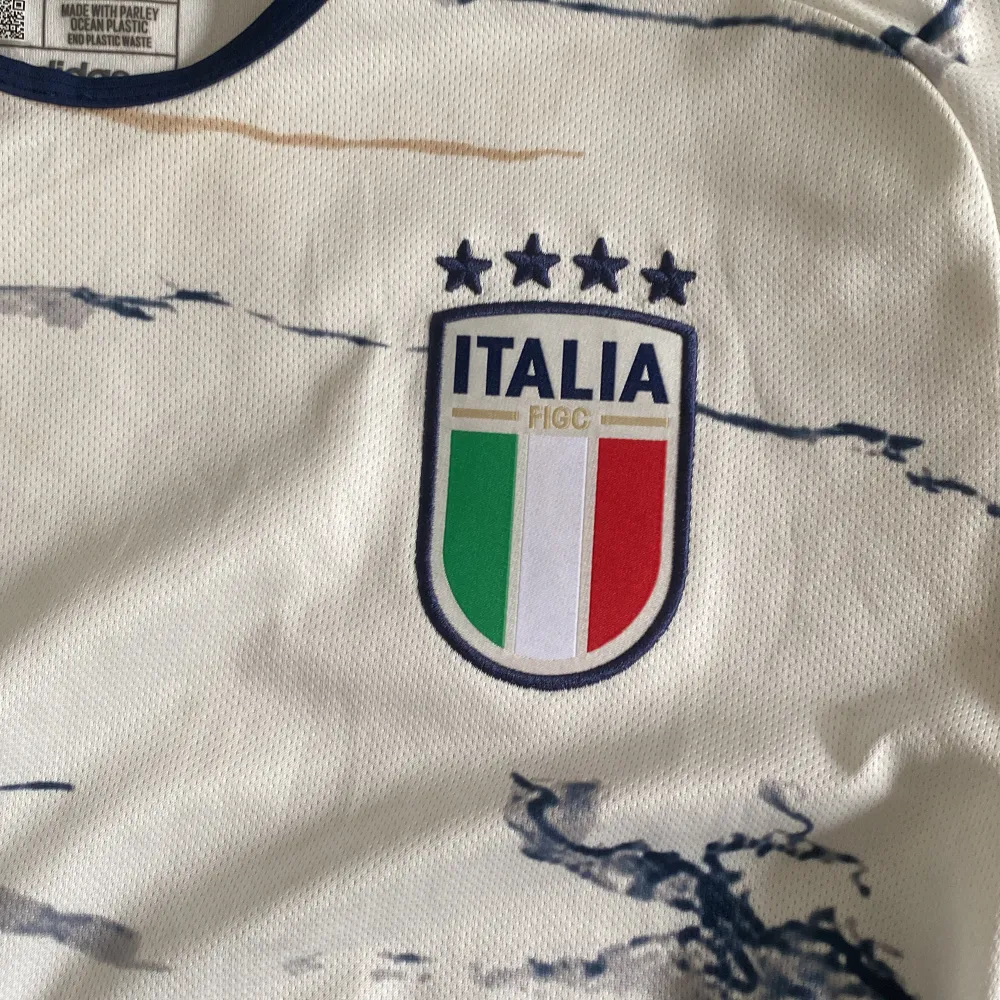 Italien bortatröja 23/24, i ny skick använd ca 4 gånger, nypris 1000. T-shirts.