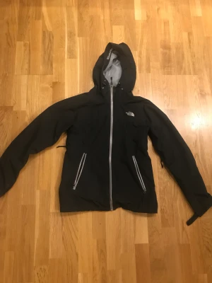 North face regn/vind jacka - En regn/vindjacka från north face den är i storlek women M och gissar att den passar som en men S. Kan fixa bild på hur den sitter på om ni skriver:)