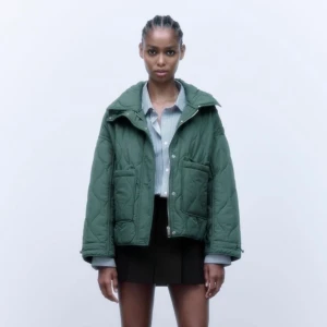 Zara jacka militärgrön  - Säljer min zara jacka i superfint skick, i storlek L men passar om du vanligtvis har S/M i jackor men gillar en mer oversized fit, skriv för fler privata Bilder❤️‍🔥