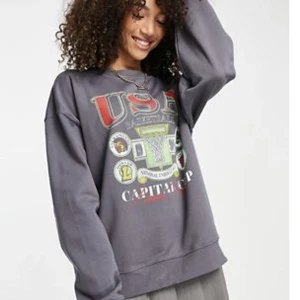 Grå swetshirt med stortryck framtill - Cool grå swetshirt med stort USA basketball tryck framtill. Tröjan är ifrån Topshop i storlek XS, men sitter som en M. Så tröjan är oversized. Använd få gånger och är i bra skick. 