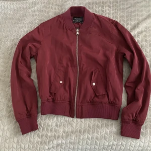 Galet snygg bomberjacka  - En underbar jacka perfekt nu för hösten🍂 Den är sparsamt använd så därav i väldigt fint skick.
