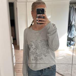 Säljer denna superfina sweatshirten då den aldrig kommer till användning. Köpt på secondhand för 90kr, storlek M men passar nog S - xs 