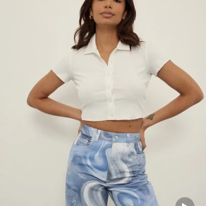 VIT T-SHIRT  - En super fin vit skjortliknande t shirt som är lite croppad. Använd endast ett få tal gånger ❤️