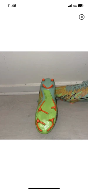 Fotbollskor Nike - Nike Mercurial fotbollskor  Size 40,5 Skick 8,5/10 Pris kan diskuteras  Tyvärr ingen kvitto eller box 