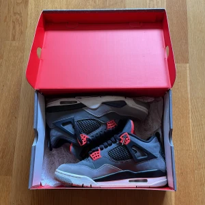 Jordan 4 infra red - Feta Jordan 4 infra red. Köpte dom begagnade så dom är lite creasade men fortfarande i bra form. Inga större skador eller fläckar. Skriv för mer bilder. (Pris kan diskuteras)