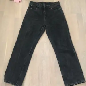 Svarta jeans från weekday, storlek 28, innerbenslängd:69