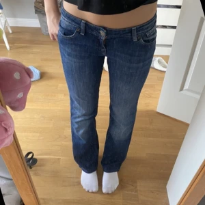 Lågmidjade lee jeans - Lågmidjade lee jeans. Jag är 161, strl S. Midja 40 cm, innerben 70 cm. I fint skick utöver några små ”revor” på några ställen (bild 3) men de syns knappt o e ganska coola detaljer, de är liksom nt hål. 350kr o köp GÄRNA via köp nu: billigare frakt :)
