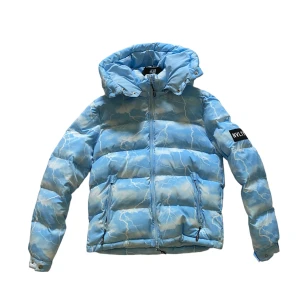 NVLTY Jacka  - Använd fåtal gånger. Inga fläckar, inga skador. Skick 10/ 10 