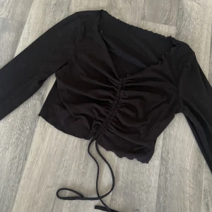 Topp - Söt topp från antingen shein eller new yorker. Har klippt av lappen men materialet är tunnare. Passar storlek S/M🩷