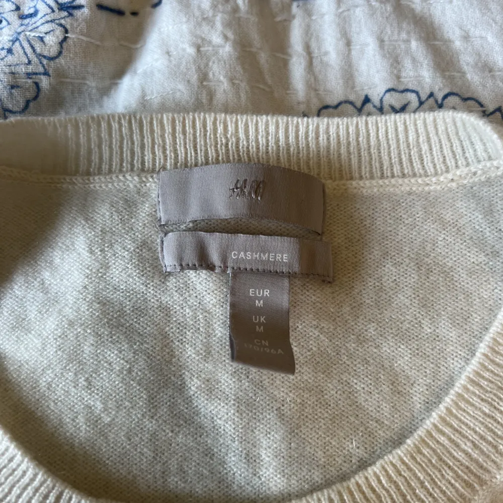 En kortärmad Kashmir tröja i krämvit från H&Ms gamla kollektion🤍🤍 Sååå mjuk och härlig men tyvärr lite liten på mig:(( *notera litet hål i mitten . Tröjor & Koftor.