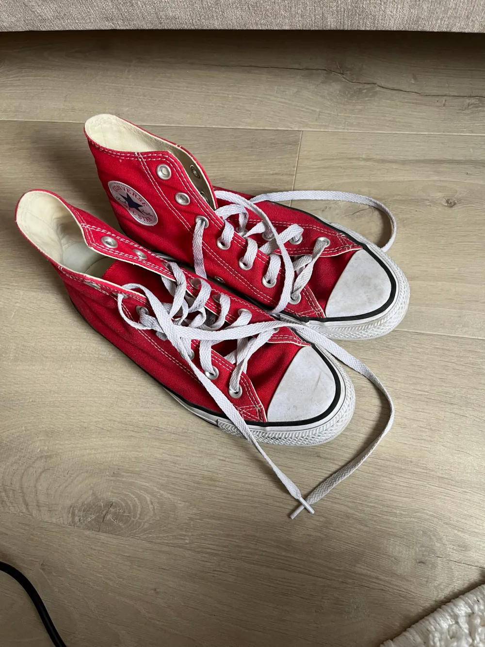 Röda converse som är sjukt snygga men är tyvärr för små. . Skor.