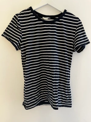 Randig tisha❤️ - Super pretty randig Tshirt från hm🥰👌🏻 Liten i storleken passar mig som är S