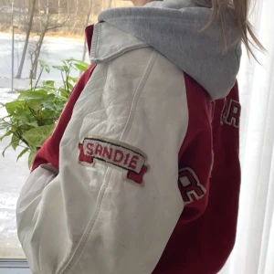 Collegejacka i skinn   - Asnajs unik skinnjacka, köpt på beyond retro i höstas för drygt 1000kr. Lagom oversized passform på mig som är S-M.  Säljer pga platsbrist! 