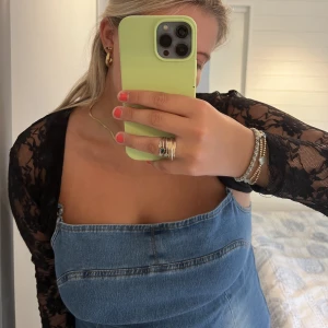 Svart spets Bolero - Sjukt snygg bolero i spets perfekt till fest🖤🖤aningen för liten på mig men går att ha till allt typ!!