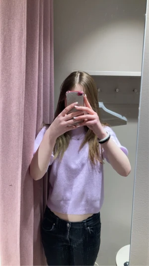 Stickad topp - Jättesöt stickad topp från Vero Moda. Är i strl L men passar som Xs på mig som är 166. Möts endast upp!💕