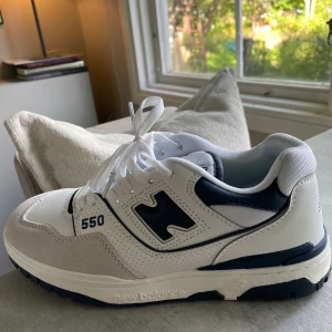 New balance 550 - Helt oanvända new balance 550 vita/beiga/marinblått. Säljs pågrund av köpt andra. 