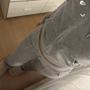 Juicy couture grey marl - Säljer nu min grå juicy dress i färgen grey marl. Köpt på jackie i Stockholm, kvitto finns. En metallbit på byxans snören är av annars är de inga defekter. Byxorna är str Xs och koftan S. Pris kan diskuteras vid snabb affär🤍