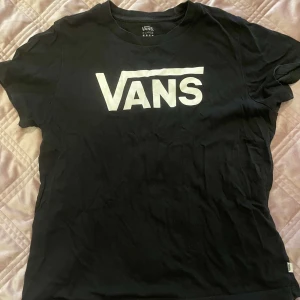 T shirt - Superliten i storleken, passar till och med till folk med xs! Stryker den såklart om de är någon som vill köpa den💕