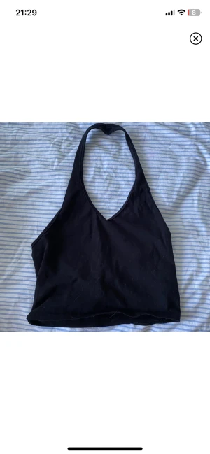 Linne - Svart linne/ halterneck top från hm. Använd några gånger så är lite urtvättad och har lite noppror.