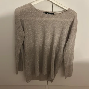 Glitter topp  - Glittrig topp från mango i storlek s tycker dock den är för stor på mig så säljer den, köpt för 299kr och säljer för 150kr pris går o diskutera 