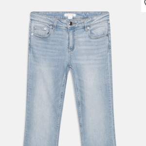Superfina low waist bootcut jeans - använda typ en gång.☺️  De är från Gina Tricot - Young Gina och är i storlek 164 vilket är typ storlek XS