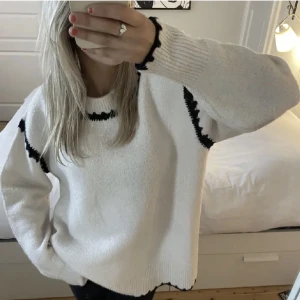 Zara tröja - Säljer denna snygga stickade tröja ifrån Zara. Den är i storlek s och är lite oversize. Köparen står för frakten