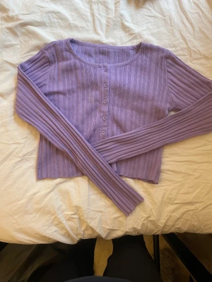 Topp - Snygg croppad topp! Aldrig använd! 💜💜