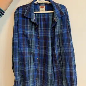 Jättesnygg blå/grön Levis skjorta köpt på beyond retro