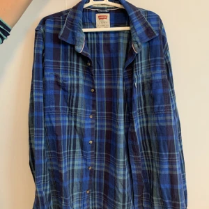 Levi’s skjorta - Jättesnygg blå/grön Levis skjorta köpt på beyond retro