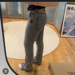 populära zara jeans - säljer mina skitsnygga jeans från zara med slits i en fin grå färg, de säljs inte längre pch har varit slutsålda ganska länge🩷 storlek 34 och tyvärr för små för mig som har 36 de är knappt använda så väldigt bra skick, lånade bilder kp för egna