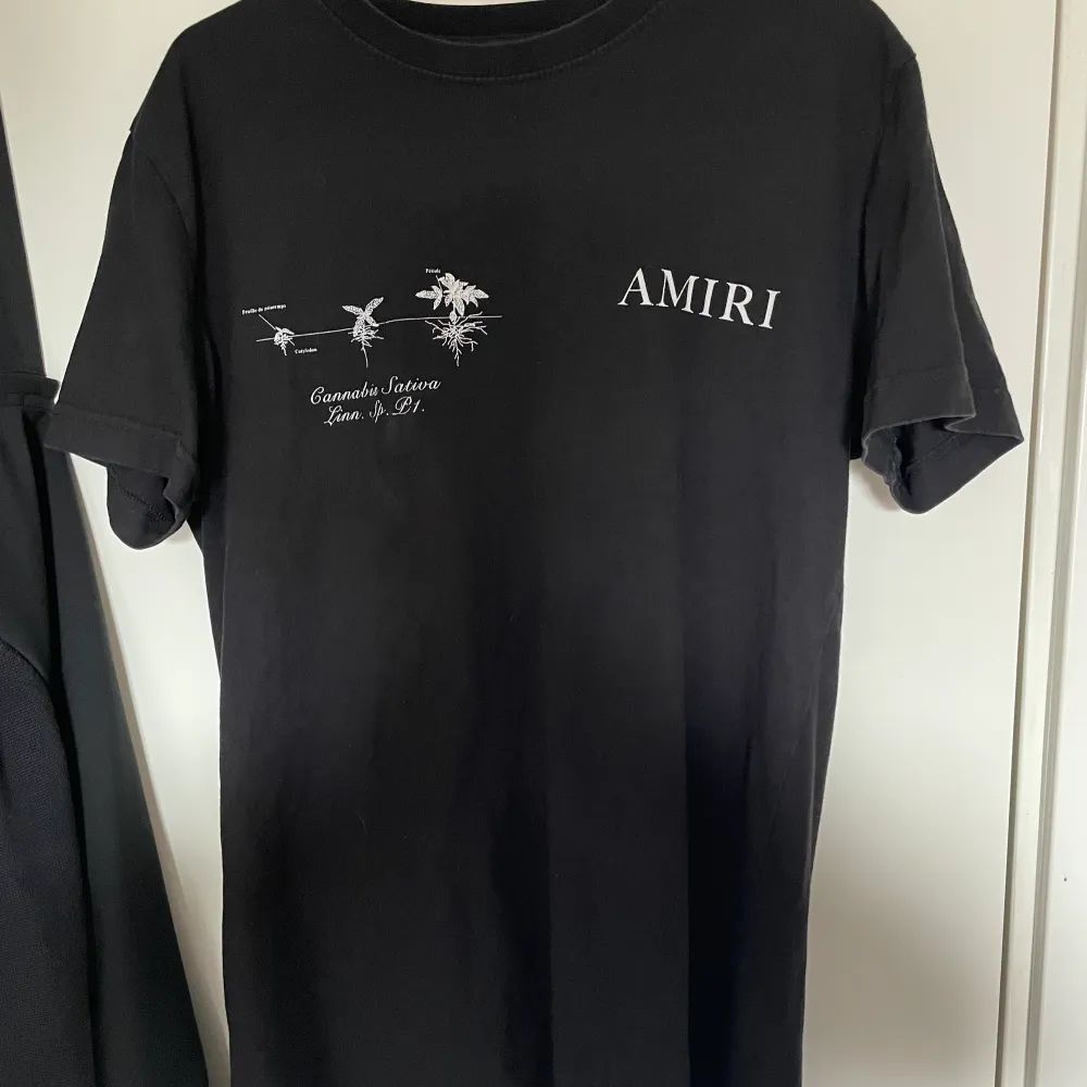 T-shirt av märket ”AMIRI” med motiv. Bra skick, fåtal användningar. Kan tänka mig frakta och mötas upp. Storlek: Medium . T-shirts.