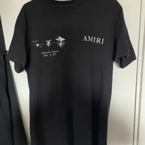 T-shirt av märket ”AMIRI” med motiv. Bra skick, fåtal användningar. Kan tänka mig frakta och mötas upp. Storlek: Medium 